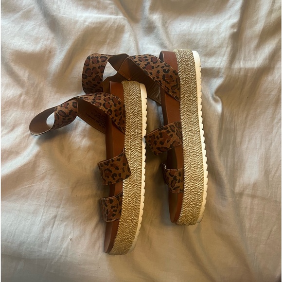 Aloha island sandals, cheetah print stretchy ankle. - Picture 2 of 2